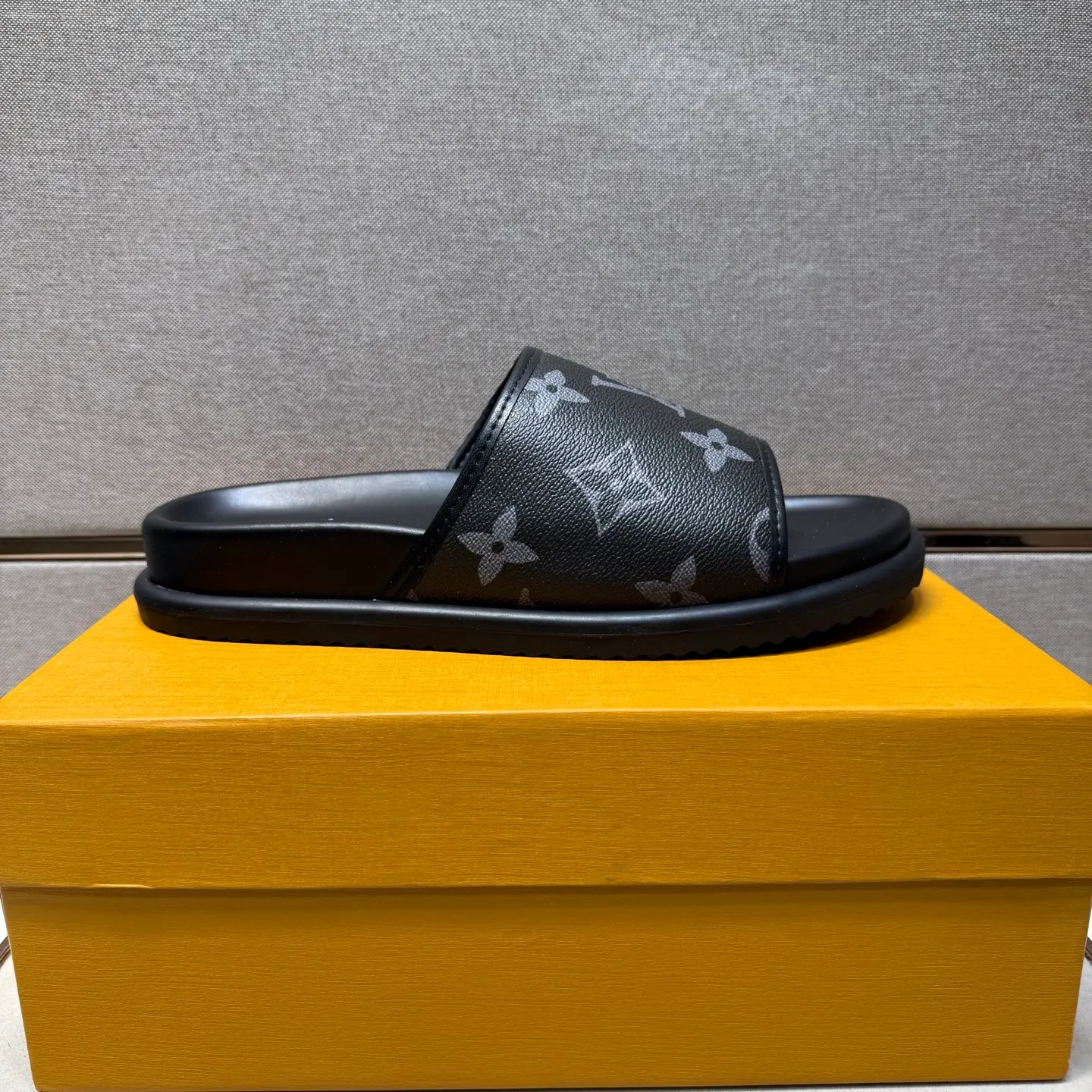 ⬛️Men's shoes 💰p320 [LV～] Men's casual slippers 2025z cabinet sales simultaneously 🔶Size: 38-44 #️⃣ 🔷3 colors🔜The upper is made of multi-material splicing ➕Genuine leather lining, comfortable and breathable, sole: original comfortable and wear-resistant outsole, ⚠️real thing📱photographed🎬real thing is better📢📢📢